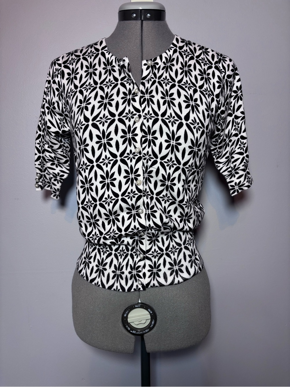 Premise Studio Black & White Floral Button-Front Shirt / medium